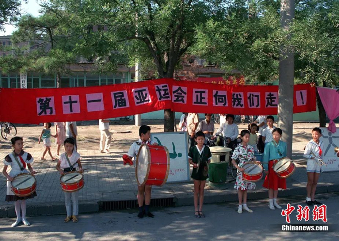 资料图：北京儿童在街头宣传亚运会。中新社记者 任晨鸣 摄