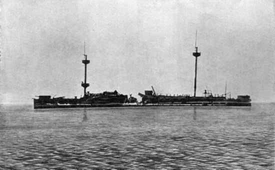 △图/自行炸毁后的定远舰（自人民网）