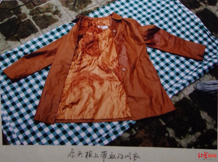  ▲案发现场床头柜上带血的风衣
