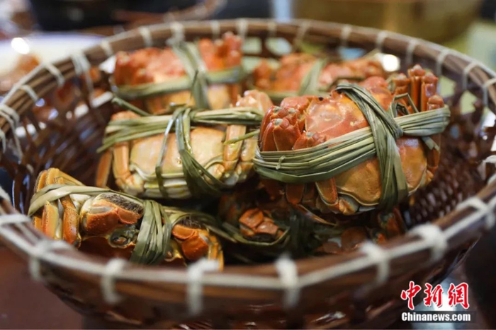 忙碌的店员将一盆盆大闸蟹端上餐桌。中新社记者 泱波 摄