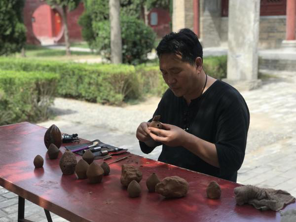 制埙名家王建制作黄河泥埙。未来网记者 谢青 摄