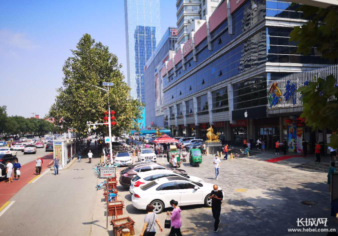 保定市时代商厦东侧新华书店门前的停车场。网友供图