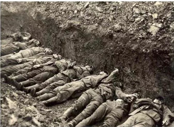 ▲二战中被草草掩埋的德军尸体