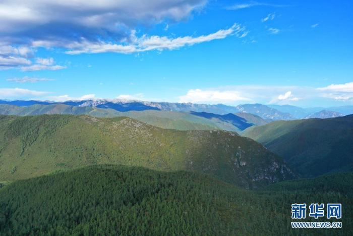 无人机视角下连绵的山川（摄于8月27日）  新华网 赵普凡摄