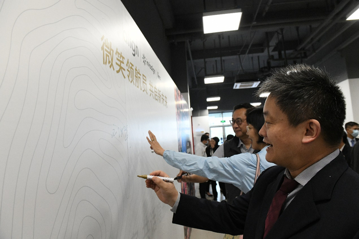 专家们签字留念