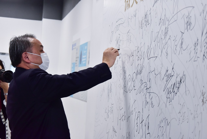 王松灵院士驻足专家墙签字