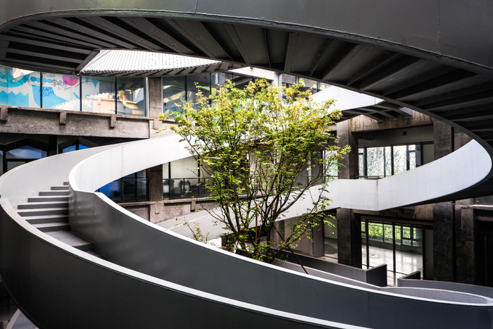 螺旋式扶梯在阳光照射下形成的几何空间，明暗交替    吴斯洁摄