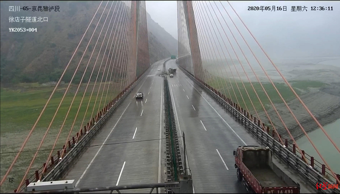 ↑客车侧翻时截图。