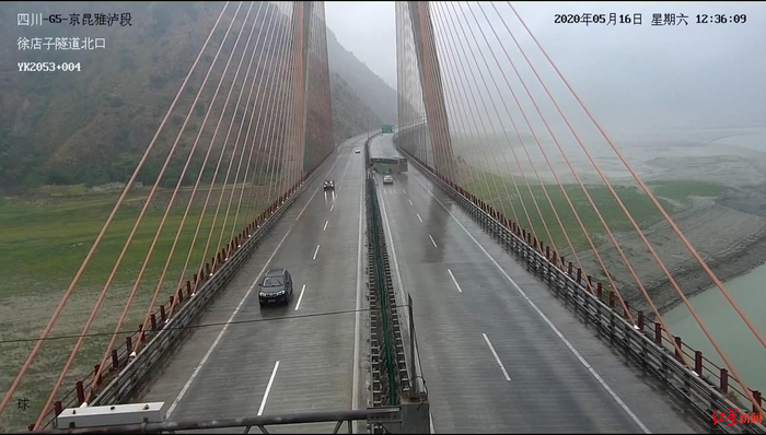 ↑客车侧翻前截图。