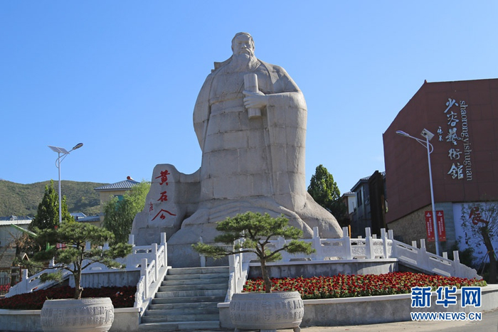 羊平雕刻小镇艺术家部落的黄石公雕塑。魏会博摄