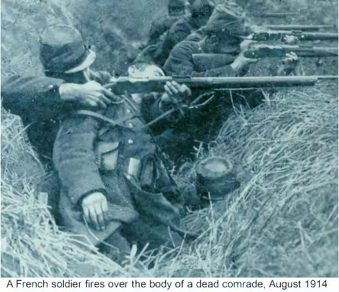 ▲1914年8月，一名法军士兵以阵亡战友的尸体为掩护，