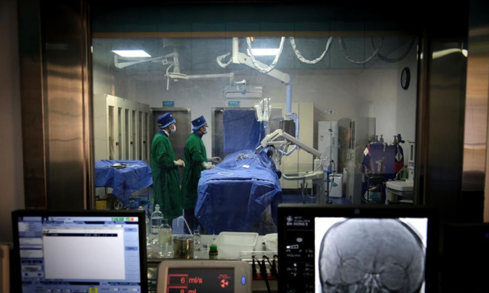 图为医生给患者进行动脉取栓手术。图源：爱上邵阳客户端