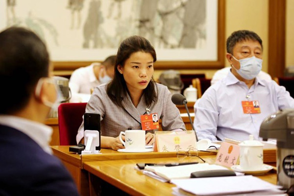 全国人大代表朱登云（右二）在全国人代会湖南代表团审议报告时发言。（朱登云供图）