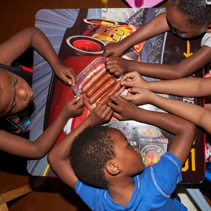 △霍尔家每个月有194美元食品券，通常很快就会用完。霍尔制定的用餐规矩非常严格：不管她做什么，孩子们都得吃。（图片来源：《纽约时报》）