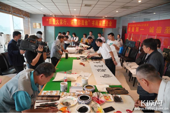 邢台经济开发区开展“质量大家行、诚信你我他”书画家进企业活动。通讯员 院红 摄
