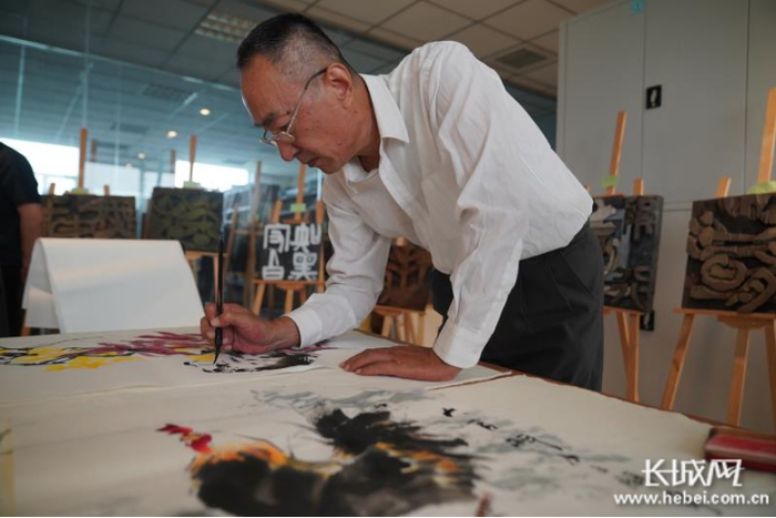 书画家现场挥毫泼墨。通讯员 院红 摄