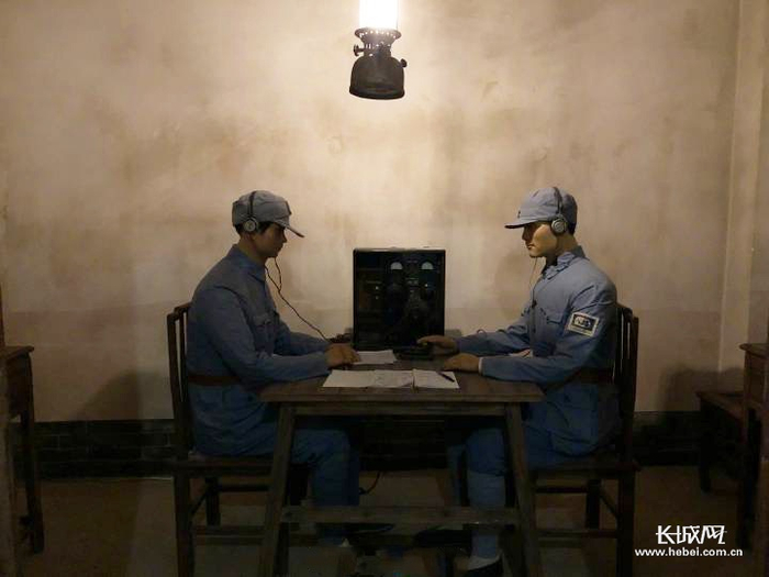 还原八路军发电报场景。