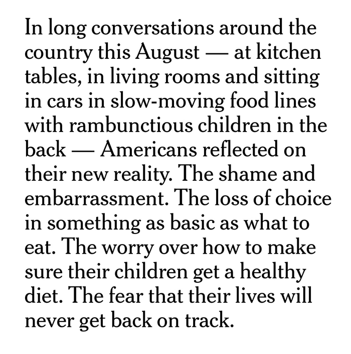 △《纽约时报》9月初报道截图，如今一些美国人正在面对尴尬的现实：他们在一些基本的事情上失去了选择余地，比如吃什么。他们需要为孩子的健康担忧，也要为自己的生活能否回到正轨而担忧。