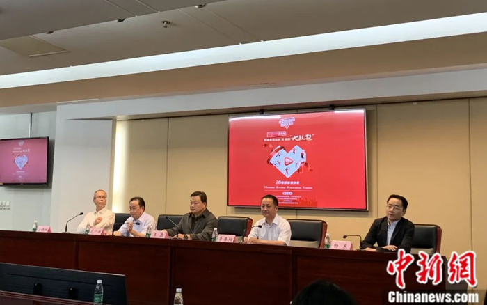 国家体育总局青少司副司长李晋阳（右二）在新闻发布会上。卞立群 摄