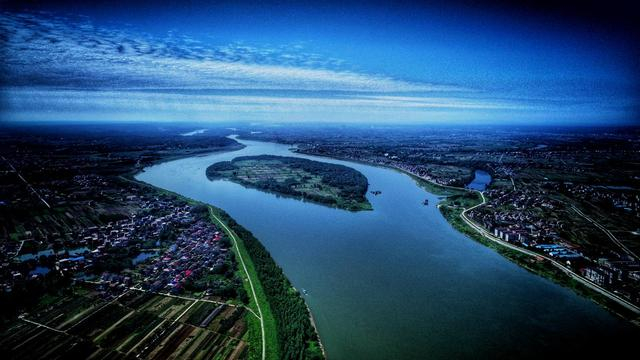 　　图说：陬市镇一度因水运贸易而繁盛，后来几经兴衰，如今依然保有繁忙的港口货运。摄影师：张谨
