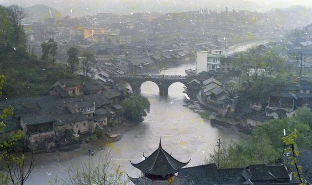 　　图说：凤凰古城一角。摄影师：陈廷茂，摄于上世纪60年代