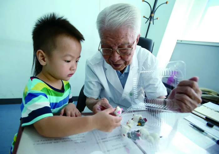 △门诊时陪小朋友玩耍