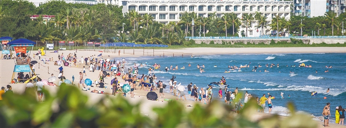 游客在三亚大东海旅游区海滩尽情游乐。海南日报记者 武威 摄