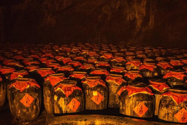 　　图说：在湘西随处可见的喀斯特溶洞里，民众用古法酿酒，并且遵循古法——洞藏。摄影师：铁丐