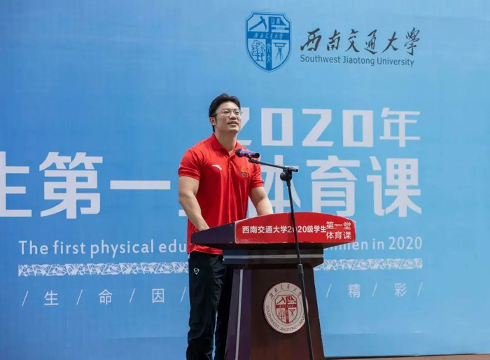 ▲ 曾辽原博士在为同学们讲课