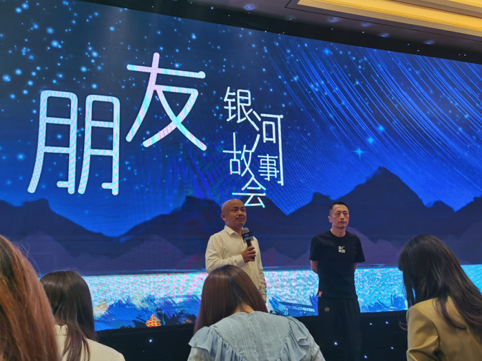 （万科媒体说明会现场，左为万科物业CEO朱保全，右为万科董事会主席郁亮，本报记者齐金钊 摄）