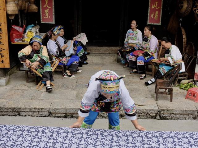 　　图说：吕洞山苗寨的妇女们正在进行传统工艺——苗绣的制作。摄影师：王攀