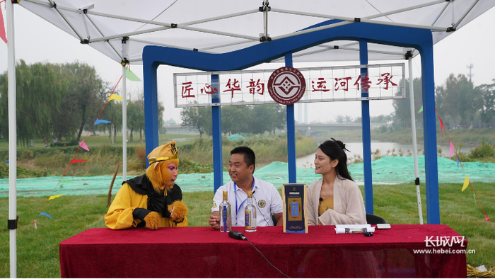 扮作孙悟空的网红达人现场直播推介非遗产品。长城网记者 许晓星 摄