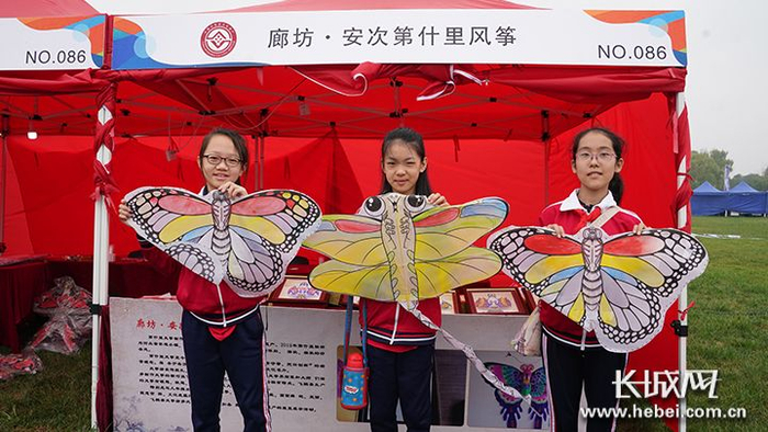 沧州市育红小学学生展示自己上色的风筝。长城网记者 许晓星 摄