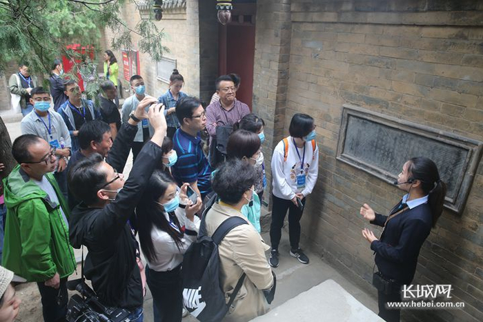 讲解员讲解陈氏家族的家训。