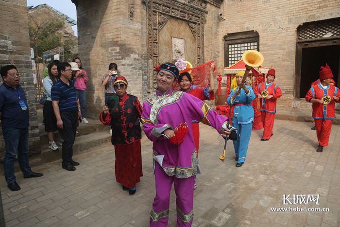 非遗文化项目表演。
