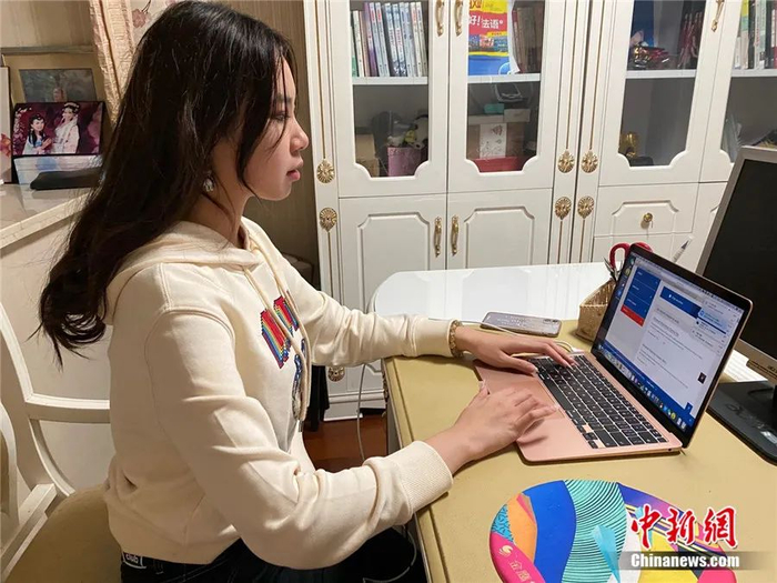 　　由于疫情影响，今年被国外大学录取的中国学生，很大一部分选择了留在国内上网课的形式，跨入留学生涯的第一年。被采访者供图