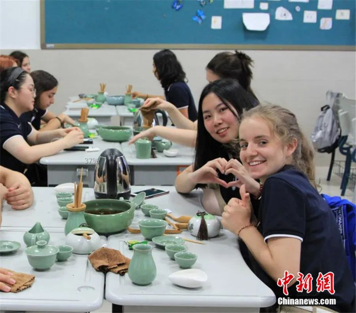 被采访者在国际高中的学习生活。被采访者供图