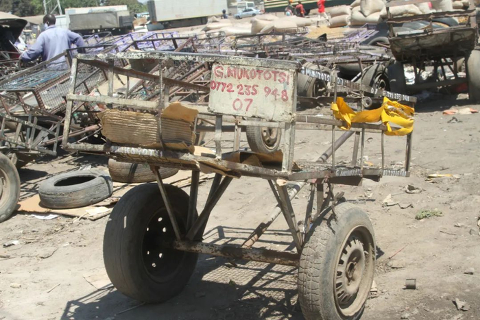 ▲9月9日，在津巴布韦首都哈拉雷南郊的姆巴雷，一辆写着车夫联系方式的手推车。新华社发（塔法拉·穆瓜拉 摄）