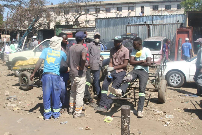 ▲9月9日，在津巴布韦首都哈拉雷南郊的姆巴雷，车夫们在趴活。新华社发（塔法拉·穆瓜拉 摄）