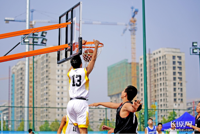 比赛中小球员扣篮。长城网记者 许付磊 摄