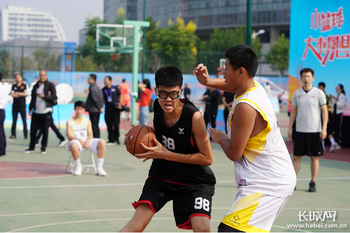 双方中锋较量。长城网记者 许付磊 摄