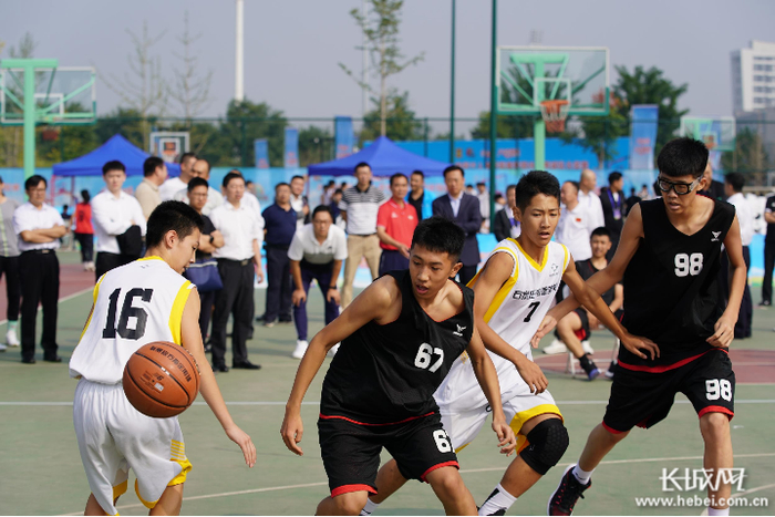 双方球员激烈拼抢。长城网记者 许付磊 摄