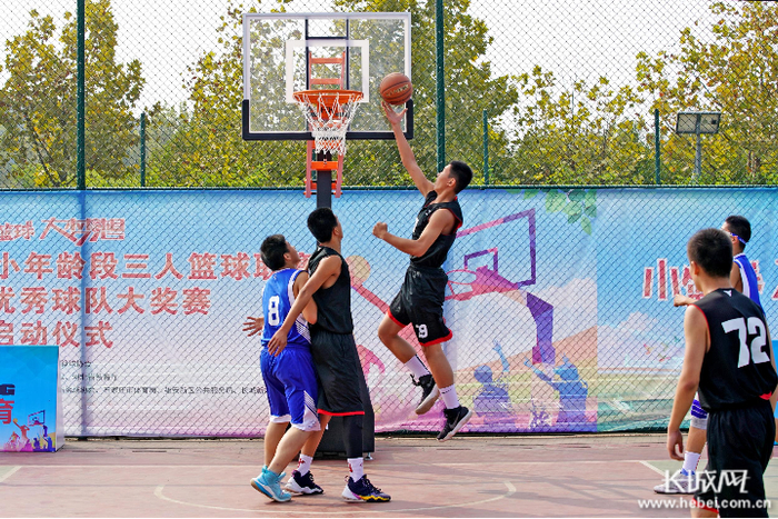 比赛队员跳起上篮。长城网记者 许付磊 摄