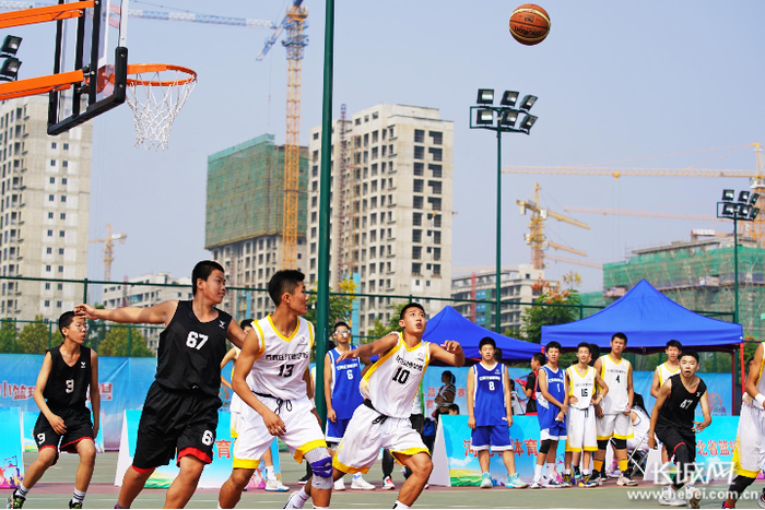 双方争抢篮板。长城网记者 许付磊 摄