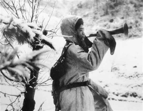 图为志愿军部队突破临津江时，吹起冲锋号的郑起。（资料图片）