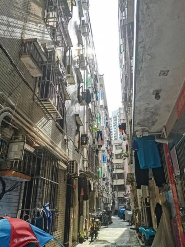 楼栋外立面电网衣服交错。 &nbsp;张慧敏摄