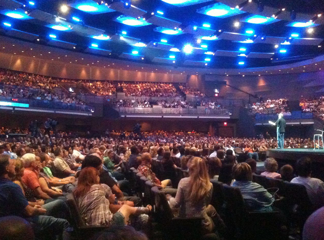 美国德克萨斯州的“超级教堂”Gateway Church，美国南方福音派偏好这种规模相当于体育馆的超级教堂（图片来源：维基百科）