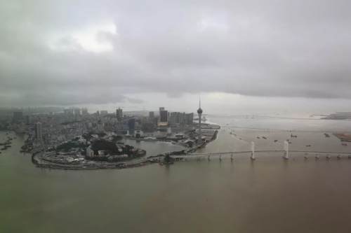 调研小组站在珠海中心70层，远眺珠海、澳门、香港三地的融汇生活蓝图