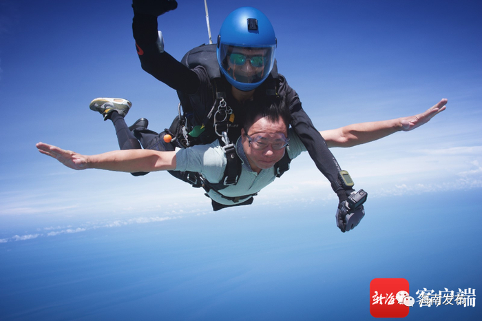 东方市长张长丰体验4000米高空跳伞。跳伞基地供图