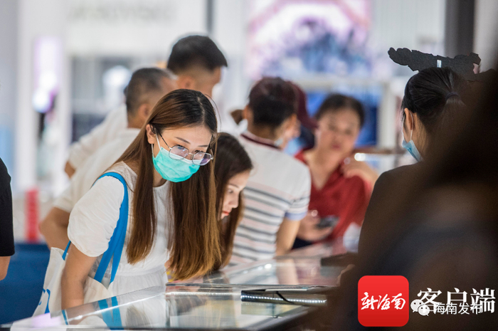 海口日月广场免税店内，离岛旅客选购免税商品。记者 刘洋 摄